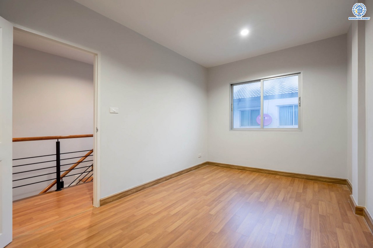 บ้านมือสองตกแต่งใหม่ ดีไซน์สวย ม.วิสต้าปาร์ค รัชดา-รามอินทรา เนื้อที่ 22.3 ตร.ว. ฟังก์ชัน 4 ห้องนอน 4 ห้องน้ำ จอดรถได้ 2 คัน รองรับทุกกิจกรรม บนทำเลเชื่อมต่อหลายเส้นทาง อาทิ ถนนประเสริฐมนูกิจ และถนนนวมินทร์ ใกล้รถไฟฟ้าสายสีชมพู "สถานีนพรัตน์" และจุดขึ้นทางด่วน "รามอินทรา"